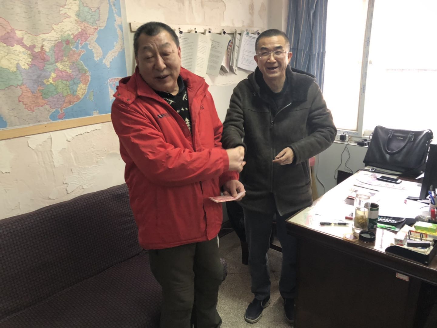 物業(yè)公司關愛困難職工送溫暖